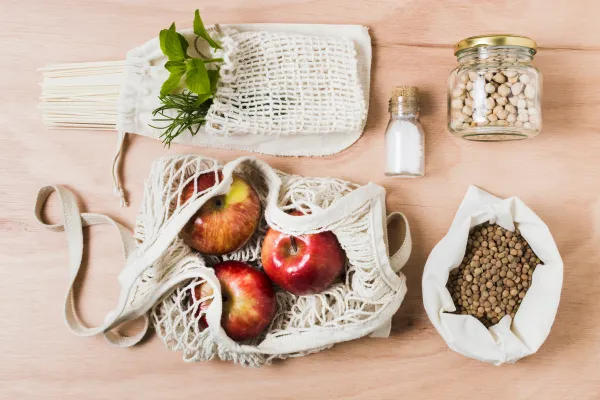 3+1 zero waste tipp a heti nagybevásárláshoz, hogy a fonott bevásárló kosár pazarlás nélkül lehessen tele